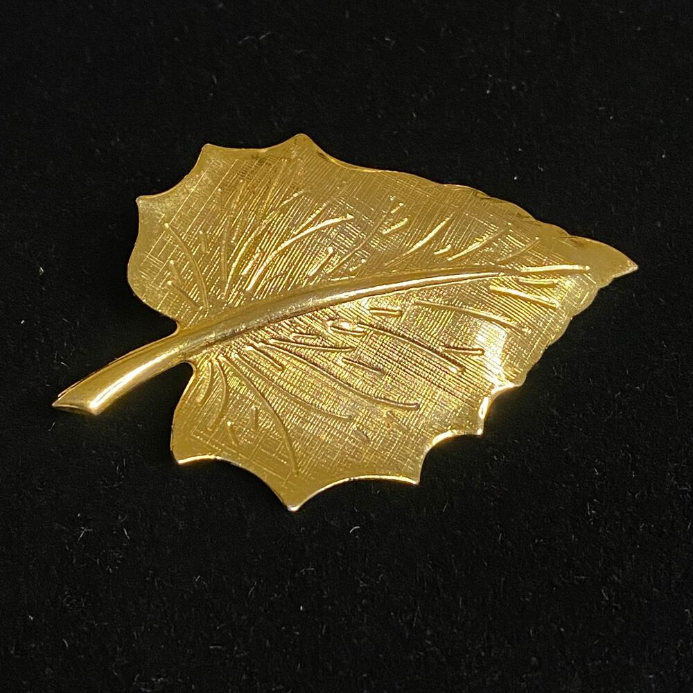 Vintage Gold Tone Textured Leaf Brooch Unsigned Lightweight 2"